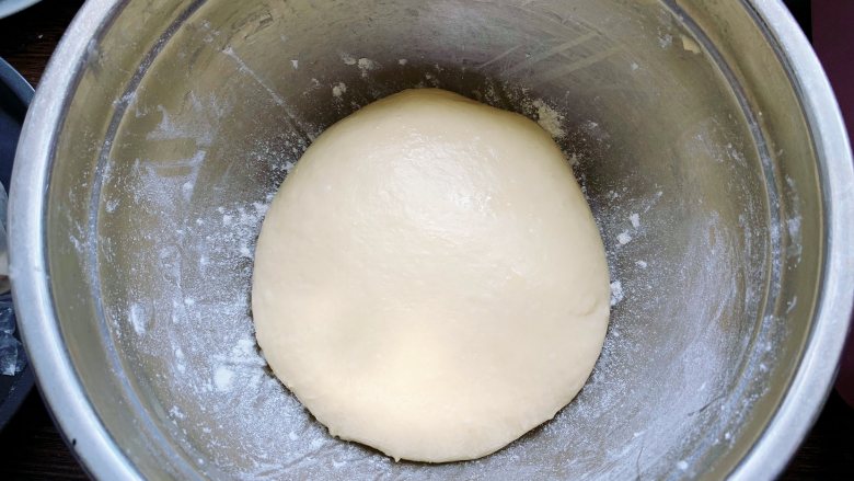 金钱小面包,取出揉好的面团放入容器里，盖上保鲜膜放在26度的室温环境下进行基础发酵。
