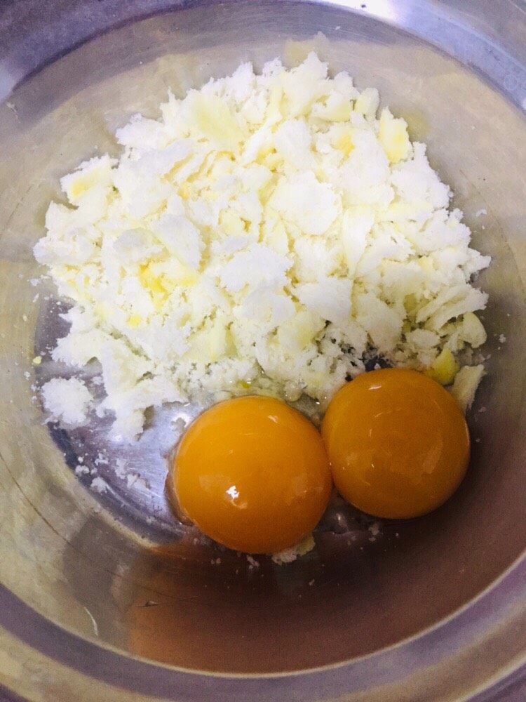 黄金早餐,蛋黄加一个盆中
