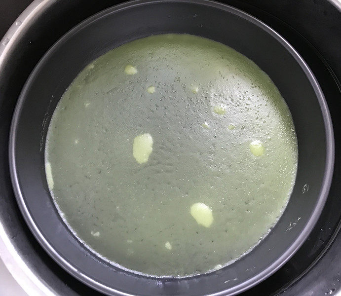 黄瓜凉皮,打开锅盖取出盘子，连盘子一起放入冷水盆中，激20秒使凉皮快速降温