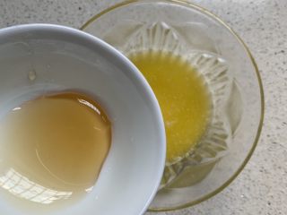 蜂蜜黄油吐司片,黄油融化后加入蜂蜜，搅匀