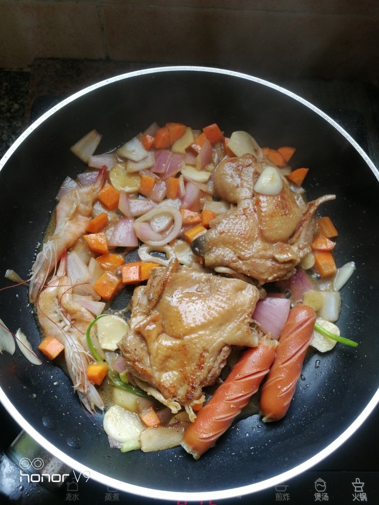 黑胡椒鸡扒,放入腌制中的菜和虾，用锅盖焖几分钟。（熟才重要😄）