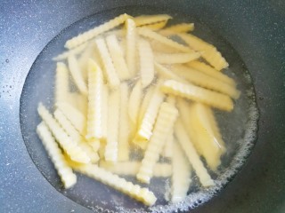 好吃到哭的凉拌狼牙土豆,锅中水开后，倒入土豆条煮3分钟。