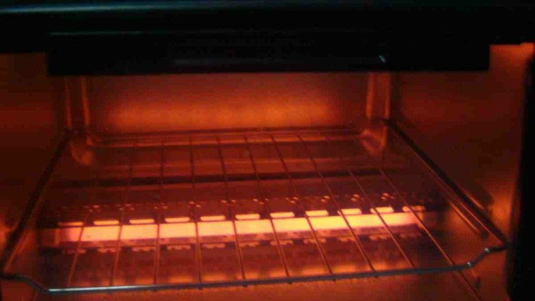 比外卖还好吃的秘制烤翅根,烤箱提前190°预热10分钟，香葱叶子洗净切成末备用。