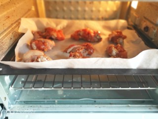比外卖还好吃的秘制烤翅根,烤箱预热好后把腌制好的翅根放入烤箱，190度烤至15分钟从烤箱拿出来。