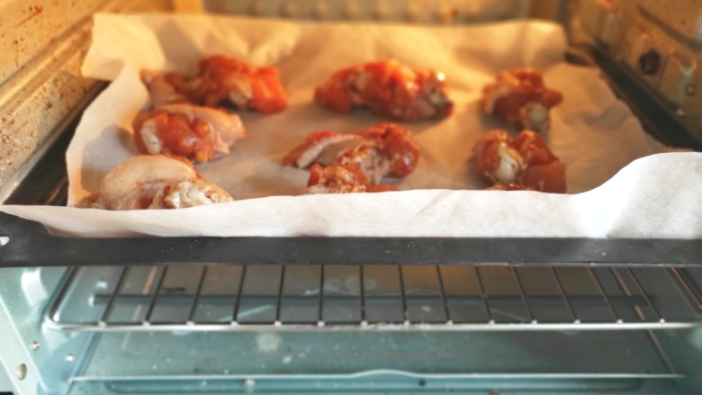 比外卖还好吃的秘制烤翅根,烤箱预热好后把腌制好的翅根放入烤箱，190度烤至15分钟从烤箱拿出来。