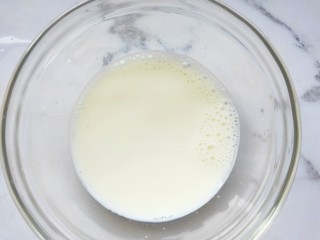 欧式风情下午茶|加了苹果的蛋挞,找一个干干净的玻璃碗，倒入40g纯牛奶。