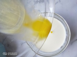 欧式风情下午茶|加了苹果的蛋挞,搅散的鸡蛋液倒入弄好的淡奶油液，搅拌至鸡蛋液和淡奶油液融合在一起。