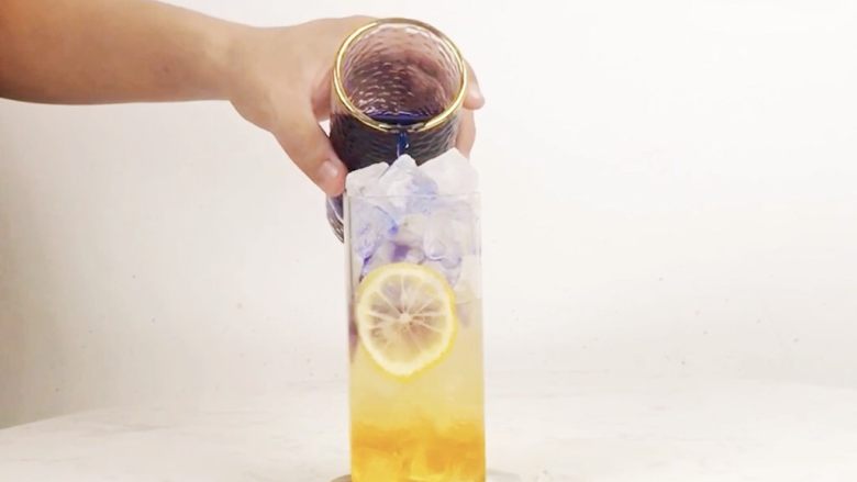 网红饮品—银河系水蜜桃，在家打造ins风,贴冰块倒入杯中