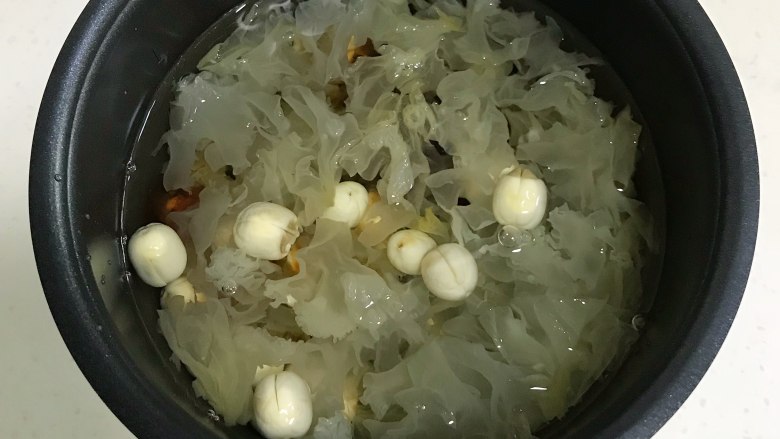 桃胶银耳凤梨甜汤,加入适量的清水。