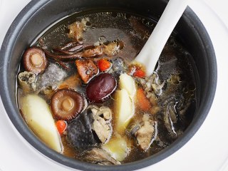 菌菇山药乌鸡汤,汤煲好后加入枸杞子焖2分钟，最后加盐调味即可。