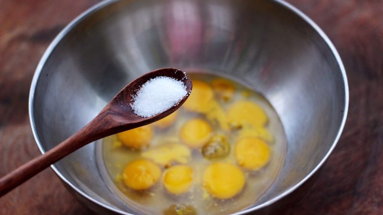 杭椒炒鹌鹑蛋,这个时候加入盐调味。
