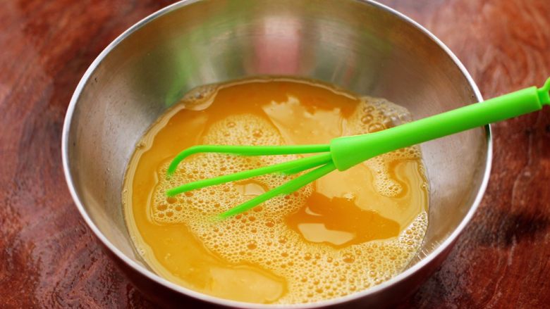 杭椒炒鹌鹑蛋,用手动打蛋器，把鹌鹑蛋和调料混合搅拌均匀。
