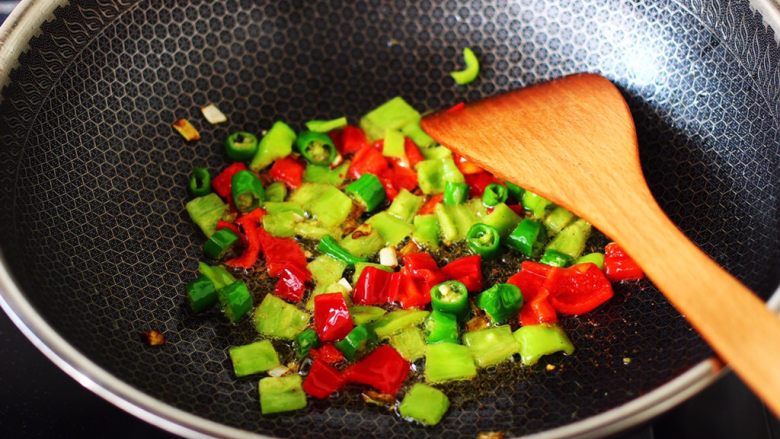 杭椒炒鹌鹑蛋,大火翻炒至杭椒，青椒和红椒断生变色的时候。