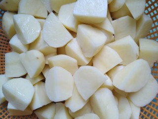 土豆烧排骨,土豆切块泡水备用