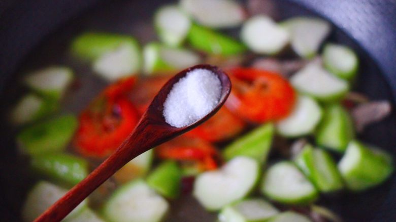 丝瓜海虾肉片汤,再根据个人口味，加入适量的盐调味。