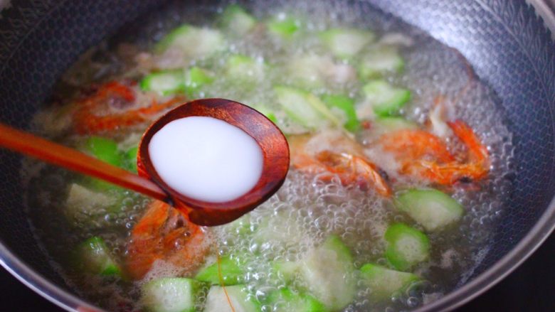 丝瓜海虾肉片汤,这个时候倒入提前用清水化开的淀粉勾芡。