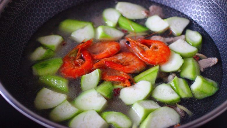 丝瓜海虾肉片汤,锅中倒入适量的清水，放入海虾。