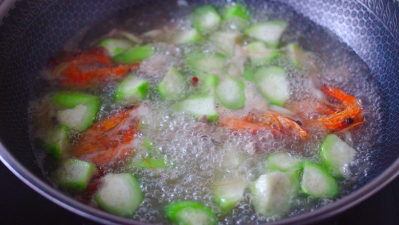 丝瓜海虾肉片汤,大火煮沸后，继续煮5分钟左右。
