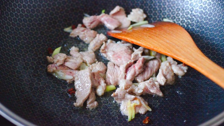 丝瓜海虾肉片汤,大火翻炒至猪肉片断生变色的时候。