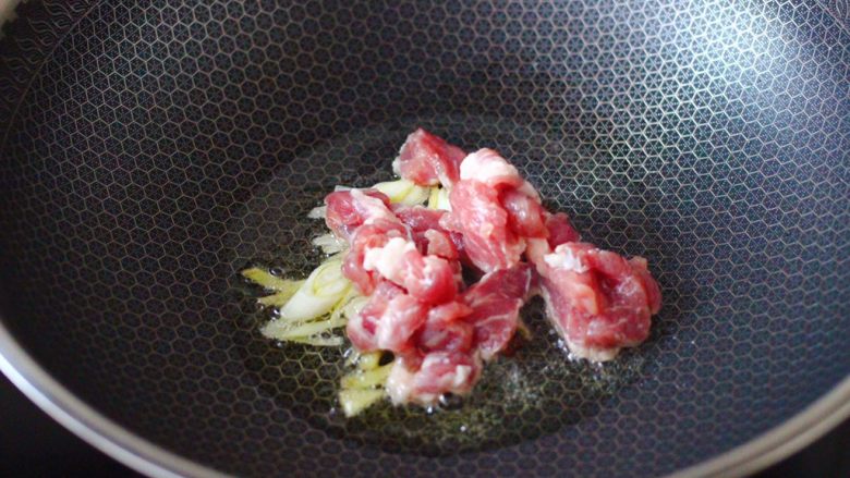 丝瓜海虾肉片汤,这个时候加入切片的猪肉。