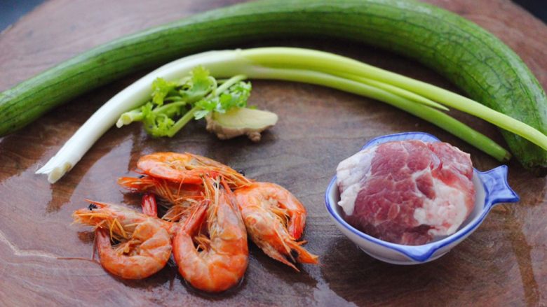 丝瓜海虾肉片汤,首先备齐所有做汤圆食材。