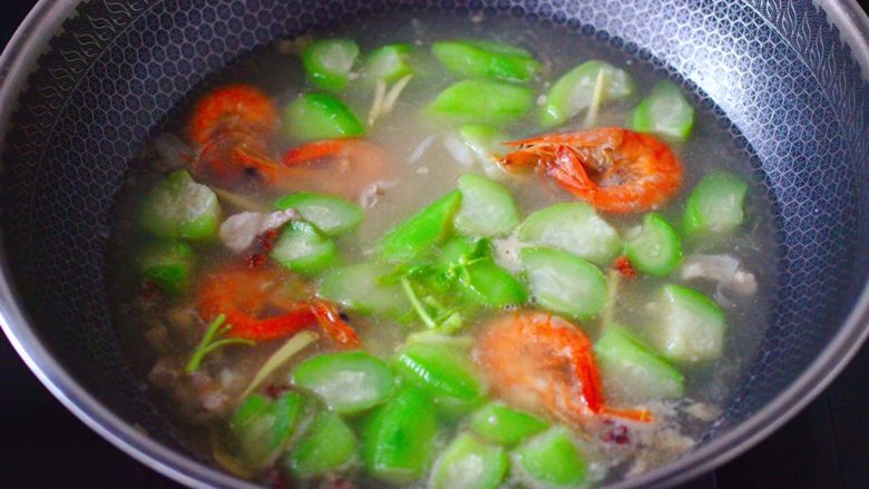 丝瓜海虾肉片汤,大火烧开后，即可关火，撒上香菜段就可以了。