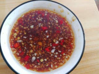 蒸云吞,再剁点蒜蓉得辣椒，淋上热油后加点蚝油和酱油，完美开吃。