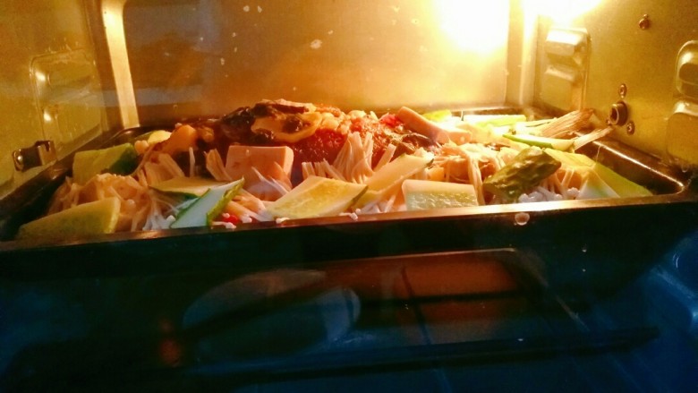 炖扁口鱼,烤箱预热上下火250度烤到汤汁沸腾