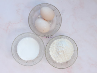 提拉米苏,先准备制作手指饼干的材料，蛋黄蛋清分离，分别装入2个干净的盆中