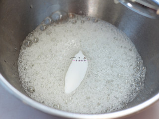 提拉米苏,蛋清分次加入30g细砂糖，用电动打蛋器打发