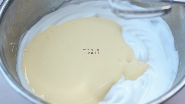 提拉米苏,将打发的蛋黄糊全部加入打发的蛋白霜中