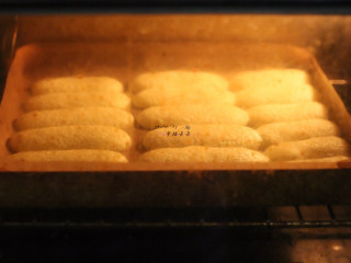 提拉米苏,将挤好手指饼干面糊的烤盘送入预热好的烤箱烘烤，中层170度18——20分钟左右