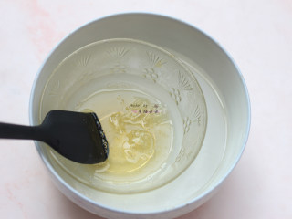 提拉米苏,接下来制作慕斯糊部分，先将吉利丁片用冰水泡软，沥干水份后放入碗中