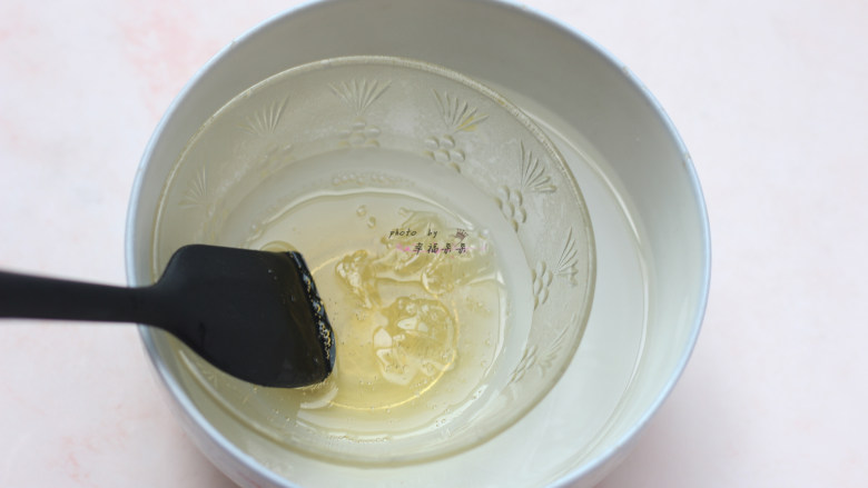 提拉米苏,接下来制作慕斯糊部分，先将吉利丁片用冰水泡软，沥干水份后放入碗中