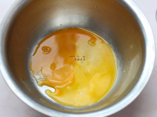 提拉米苏,2个蛋黄放入打蛋盆中，牛奶放在奶锅中煮沸