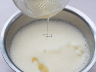 提拉米苏,制作好的蛋黄牛奶液稍降温至约60度左右后，加入化开的吉利丁溶液，并用刮刀搅拌均匀