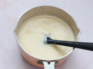 提拉米苏,将老酸奶加入蛋黄牛奶液中，搅拌均匀，为使面糊更加细腻，可以将拌好的面糊多过筛几次