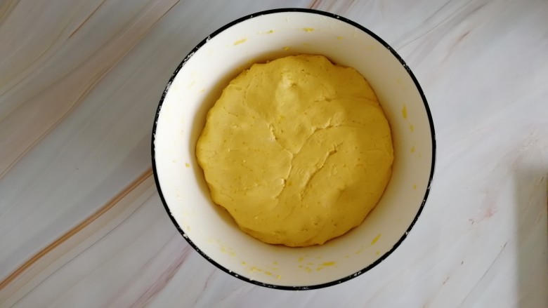 南瓜糯米夹心饼,揉至不黏收就好了，揉好的面团，面团揉的稍微软一点，好做夹心