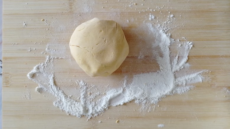 南瓜糯米夹心饼,案板上撒一层面粉，捏一小坨面出来