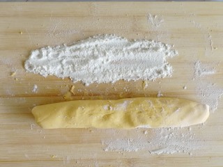 南瓜糯米夹心饼,搓成均匀的细长条