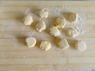 南瓜糯米夹心饼,把小剂子两面抹上面粉，防止面团粘住