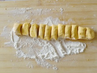 南瓜糯米夹心饼,切成大小相等的小剂子