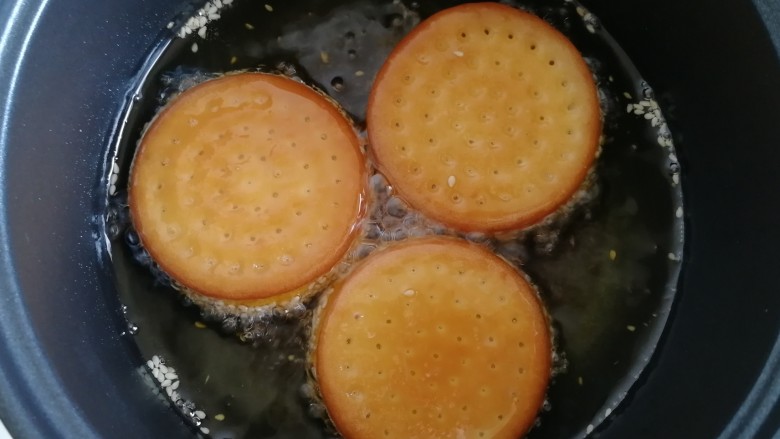 南瓜糯米夹心饼,注意翻面，炸至两面金黄颜色变深后出锅