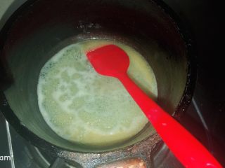 芋泥肉松泡芙,将黄油水煮到起泡。