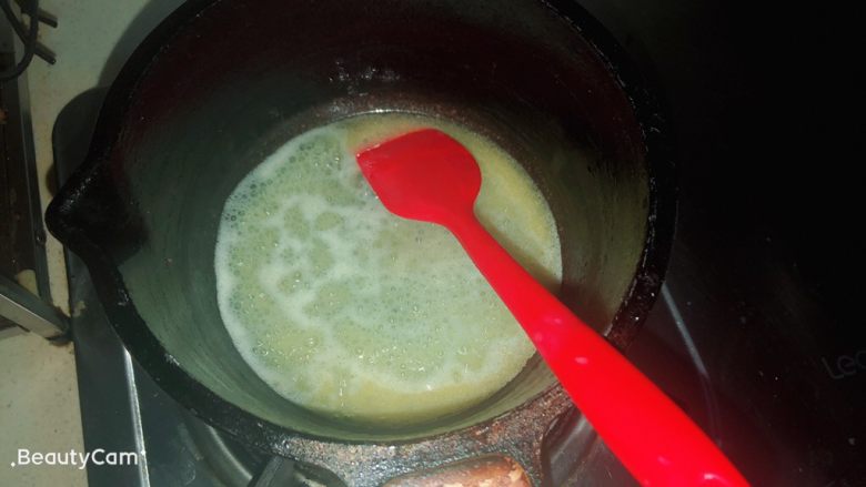 芋泥肉松泡芙,将黄油水煮到起泡。