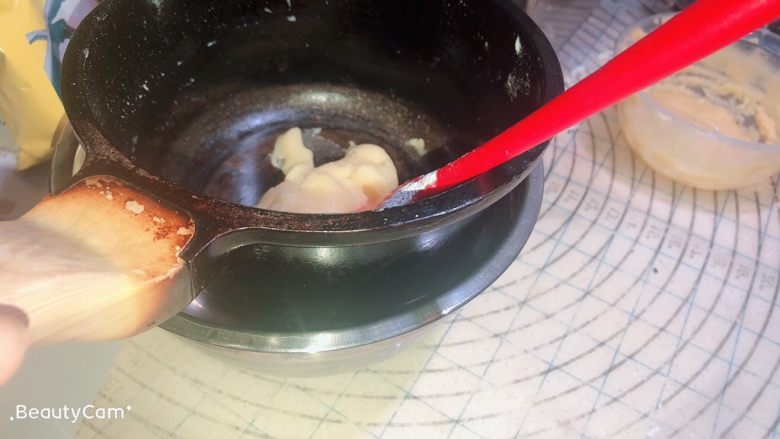 芋泥肉松泡芙,关火，将锅放入冷水中降温，大概15秒左右。