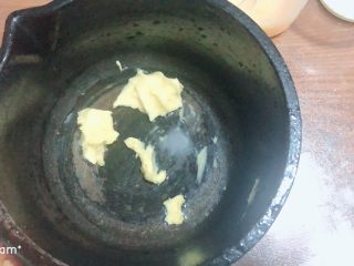 芋泥肉松泡芙,黄油加水和盐混合入锅。