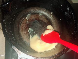 芋泥肉松泡芙,重新将锅置于火上，翻炒面团至锅底出现一层薄膜。