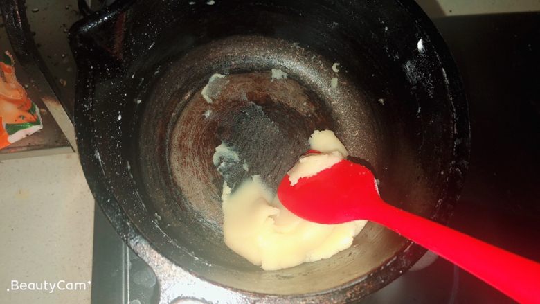 芋泥肉松泡芙,重新将锅置于火上，翻炒面团至锅底出现一层薄膜。