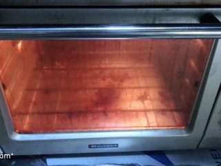 芋泥肉松泡芙,烤箱预热190°。